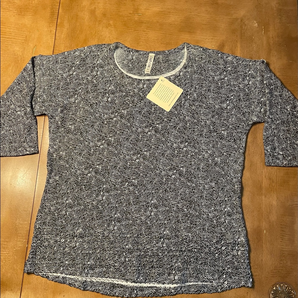 Cubism Dark Navy Blue & White Top with 3/4 sleeve. Size XL